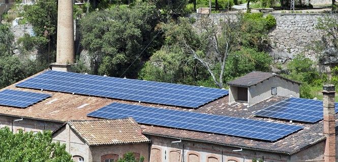 Placas fotovoltaicas en una antigua colonia industrial en Puig-reig (Barcelona) El autoconsumo, cultivar nuestra propia energía / Foto: Josep Cano