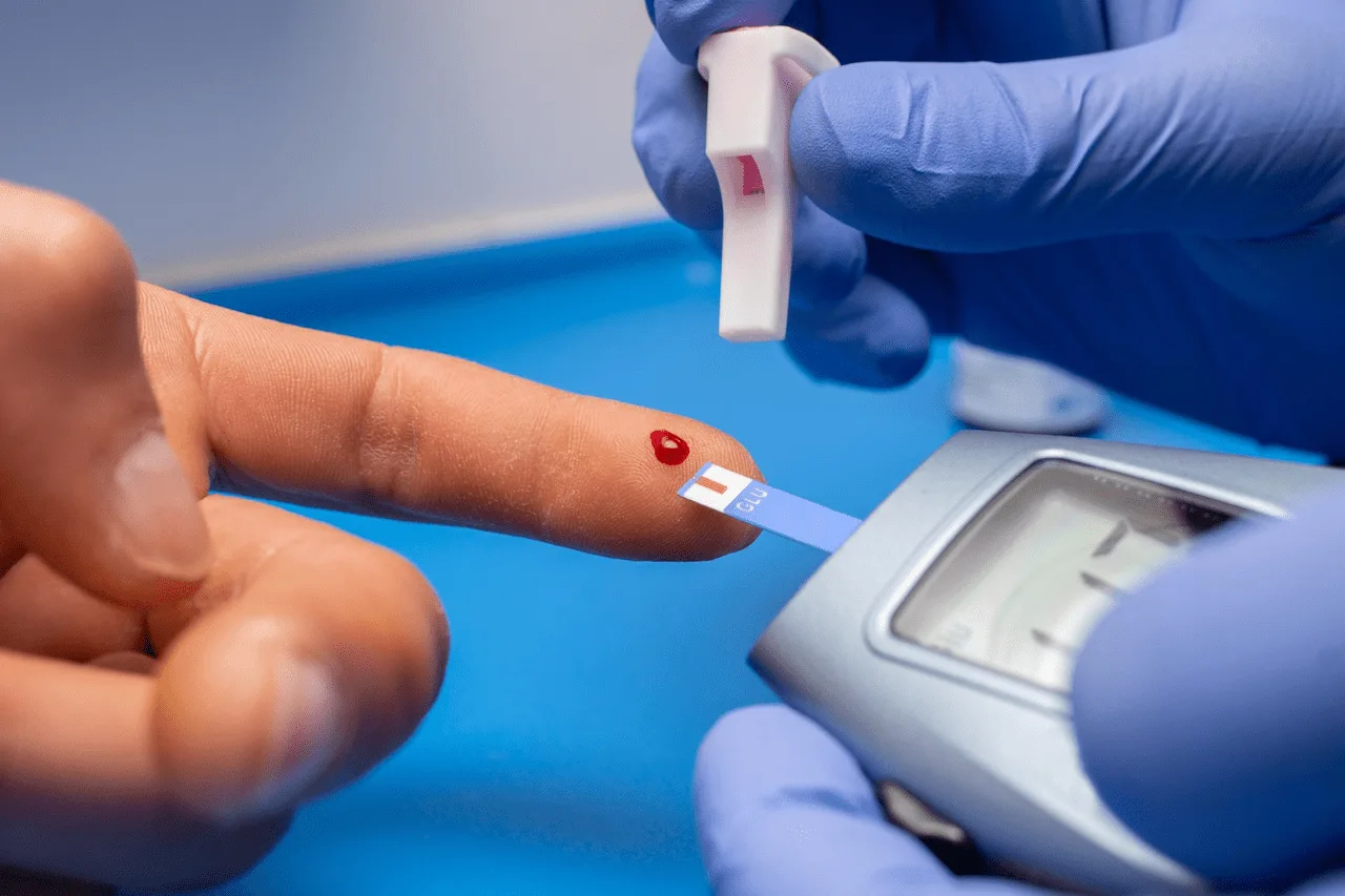 Un sanitario toma un análisis de sangre de un paciente de diabetes / Foto: FP