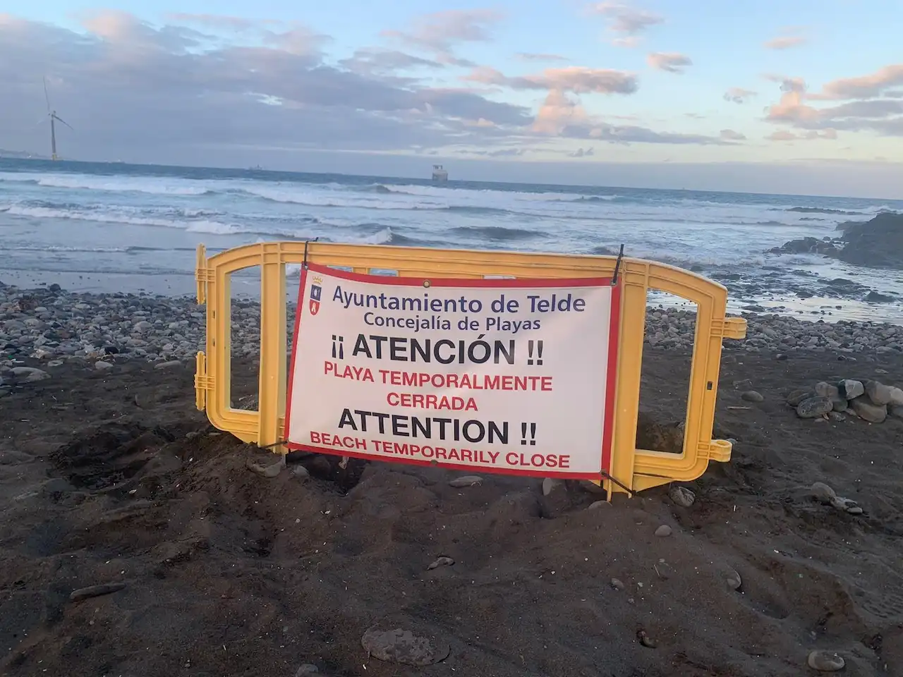 La playa de La Restinga, en Gran Canaria, cerrada por un vertido de crudo / Foto:  Ayuntamiento de Telde (Gran Canaria)