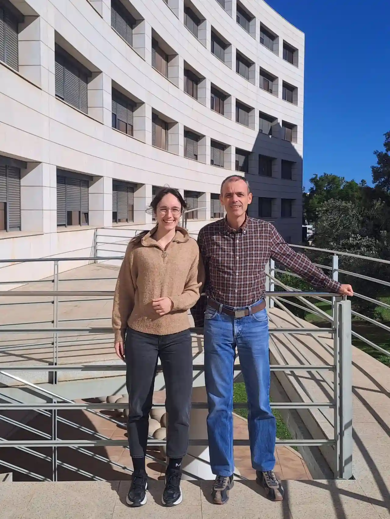 Lola Giner Pérez y David R. Arahal investigadora e investigador de la Universitat de València. Los epónimos en Microbiología, un indicador más de la brecha de género / Foto: UV