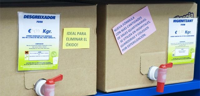 Los productos líquidos llegan a la tienda en contenedores de 20 kilos con un grifo para servirlos / Foto: Josep Cano
