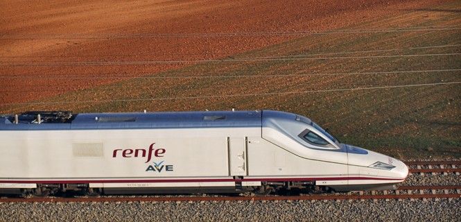 Unidad de tren AVE de la serie 102, cuya forma imita el pico de un pato / Foto: Flickr Renfe Operadora