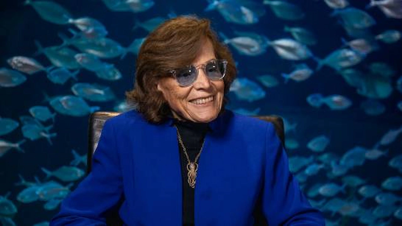 Sylvia Earle, bióloga marina y expedicionaria oceanográfica, posa delante de un acuario en el el Oceanogràfic de Valencia / Foto: SINC
