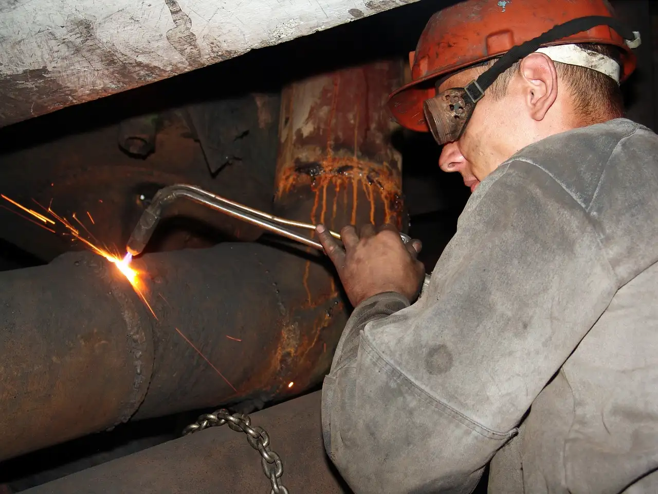 La UE acuerda reducir los limites de exposición al plomo y diisocianatos. Soldador / Foto: PB