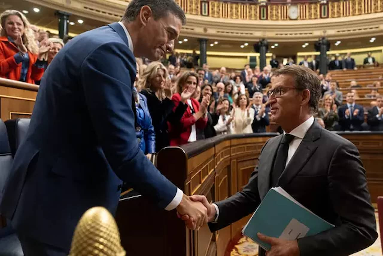 El presidente del PP, Alberto Núñez Feijóo, felicita al líder del PSOE, Pedro Sánchez / Foto: EP