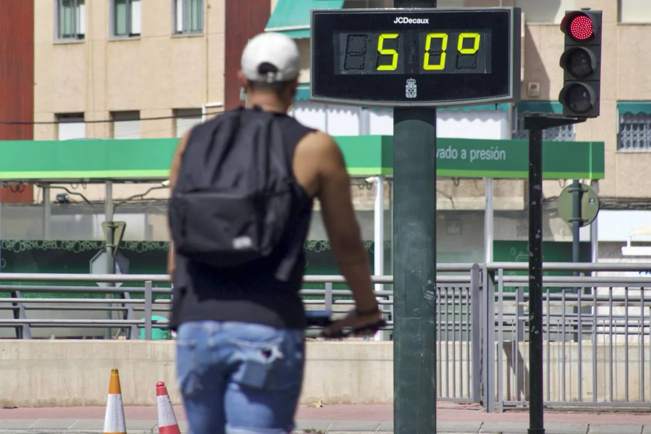 Un termómetro marca 50 ºC en una ciudad el pasado verano. Mortalidad por calor / Foto: SINC