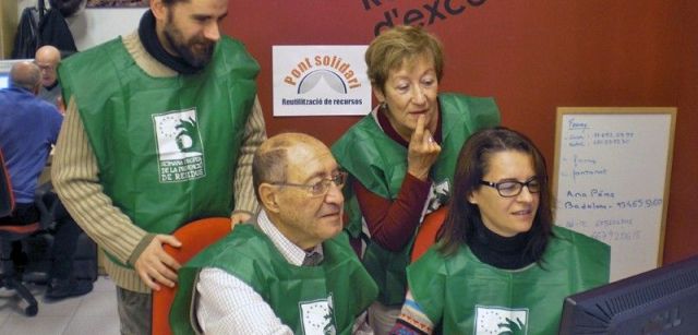 Voluntarios de la entidad durante una campaña en favor del reciclaje en Barcelona / Foto: BdR