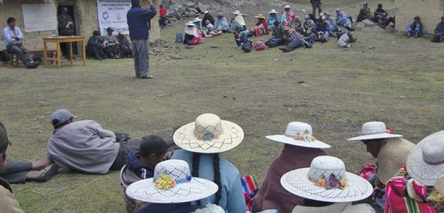 Mujeres campesinas asisten a una reunión sobre procesos de desarrollo local en Tiquipaya (Bolivia) / Foto: BdR