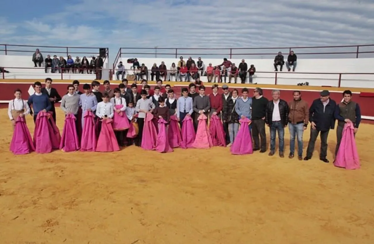 La Fundación Franz Weber denuncia la exposición de niños y niñas en tentaderos taurinos. El alumnado de la escuela taurina de badajoz / Foto: EP