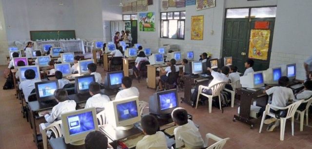 Ordenadores recuperados en España en un centro educativo de Santa Cruz (Bolivia) / Foto: BdR