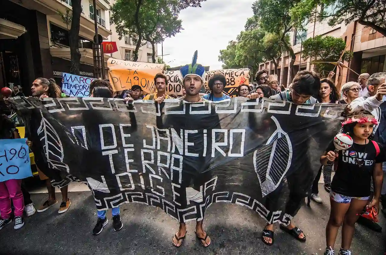 Protesta indígena por el derecho al territorio y medio ambiente sano en Brasil / Foto: Ramon Vellasco