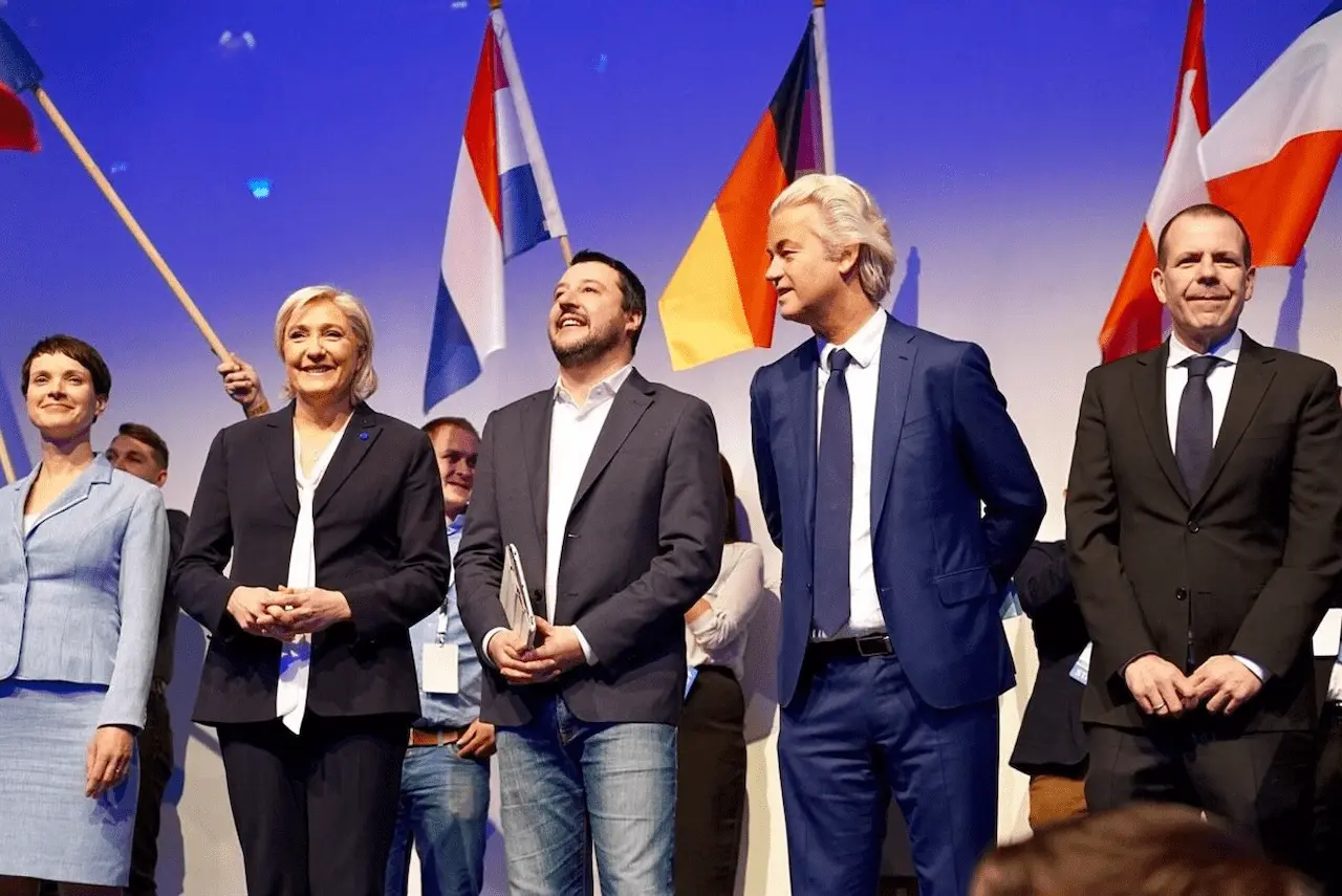 Líder del Frente Nacional francés, Marine Le Pen; el líder de la Liga italiana, Matteo Salvini; y el líder del Partido de la Libertad holandés, Geert Wilders, durante un encuentro de partidos de ultraderecha europeos / Foto: EP