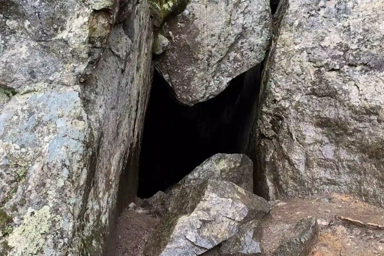 Acceso a la cueva la 'Iglesia del Diablo'. Explicación científica al fenómeno 'paranormal' de la cueva / Foto: University of Eastern Finland