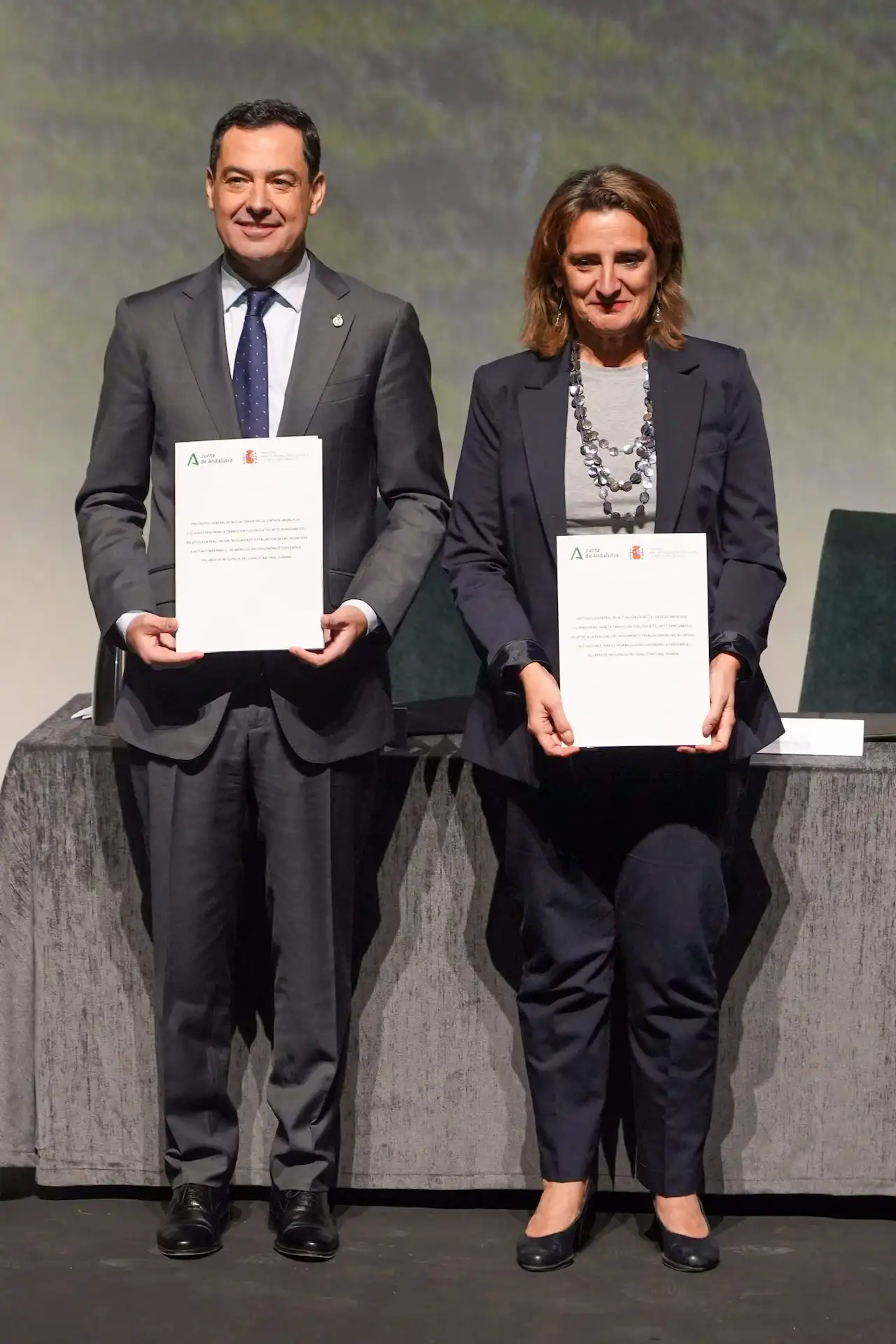 El presidente de la Junta de Andalucía, Juanma Moreno (i) y la ministra de Transición Ecológica y Reto Demográfico, Teresa Ribera ante el Acuerdo por Doñana / Foto: EP