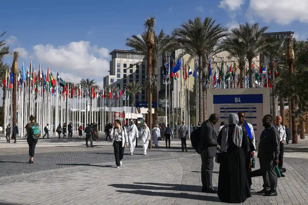 La gente llega a la Ciudad Expo para asistir a la COP 28. La Conferencia de las Naciones Unidas sobre el Cambio Climático