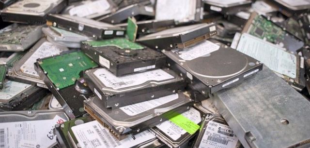 Los discos duros se separan para su posterior trituración en una empresa externa / Foto: Josep Cano