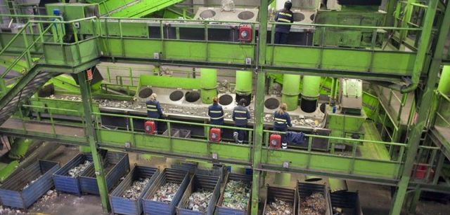 La máquina separa la fracción férrica de la no férrica de los residuos y los operarios apartan manualmente el resto / Foto: Josep Cano