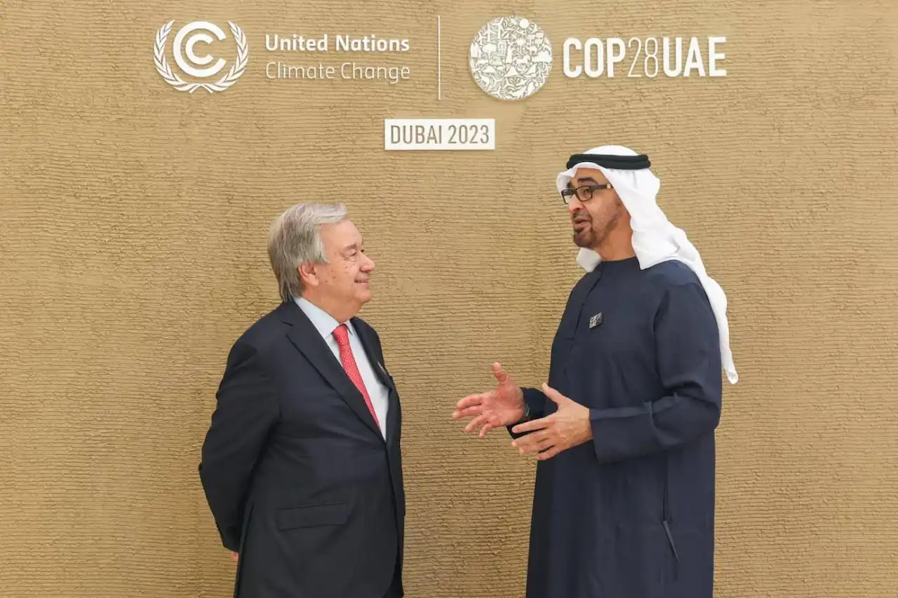 El secretario general de la ONU, António Guterres, junto al Sultán al Jaber, presidente de la COP28 que se celebra en Dubái /  Foto: Christopher Pike/UN Press Office