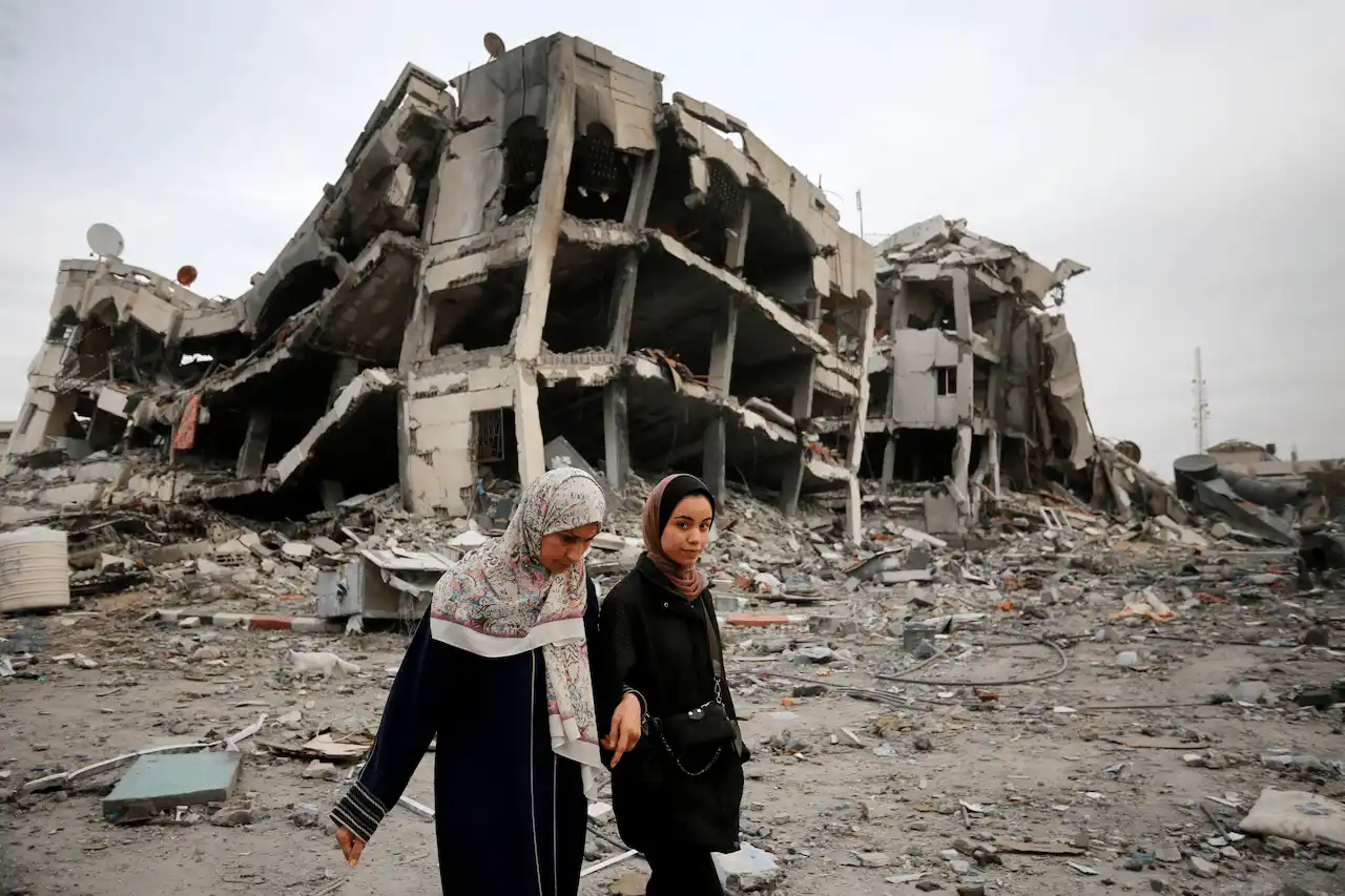 Dos mujeres caminan entre los restos de la destrucción de Gaza / Foto: UNRWA.es