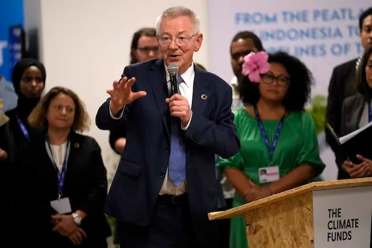 Andrew Steer, presidente y consejero delegado del Fondo Bezos para la Tierra, habla en la COP28. La COP reúne a los principales responsables de la toma de decisiones para debatir sobre el cambio climático.