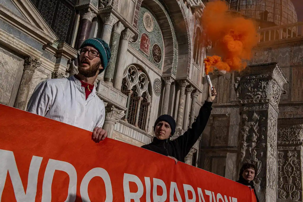 Activistas climáticos lanzan barro con chocolate a la fachada de la basílica de San Marcos en Venecia (Italia) / Foto: EP