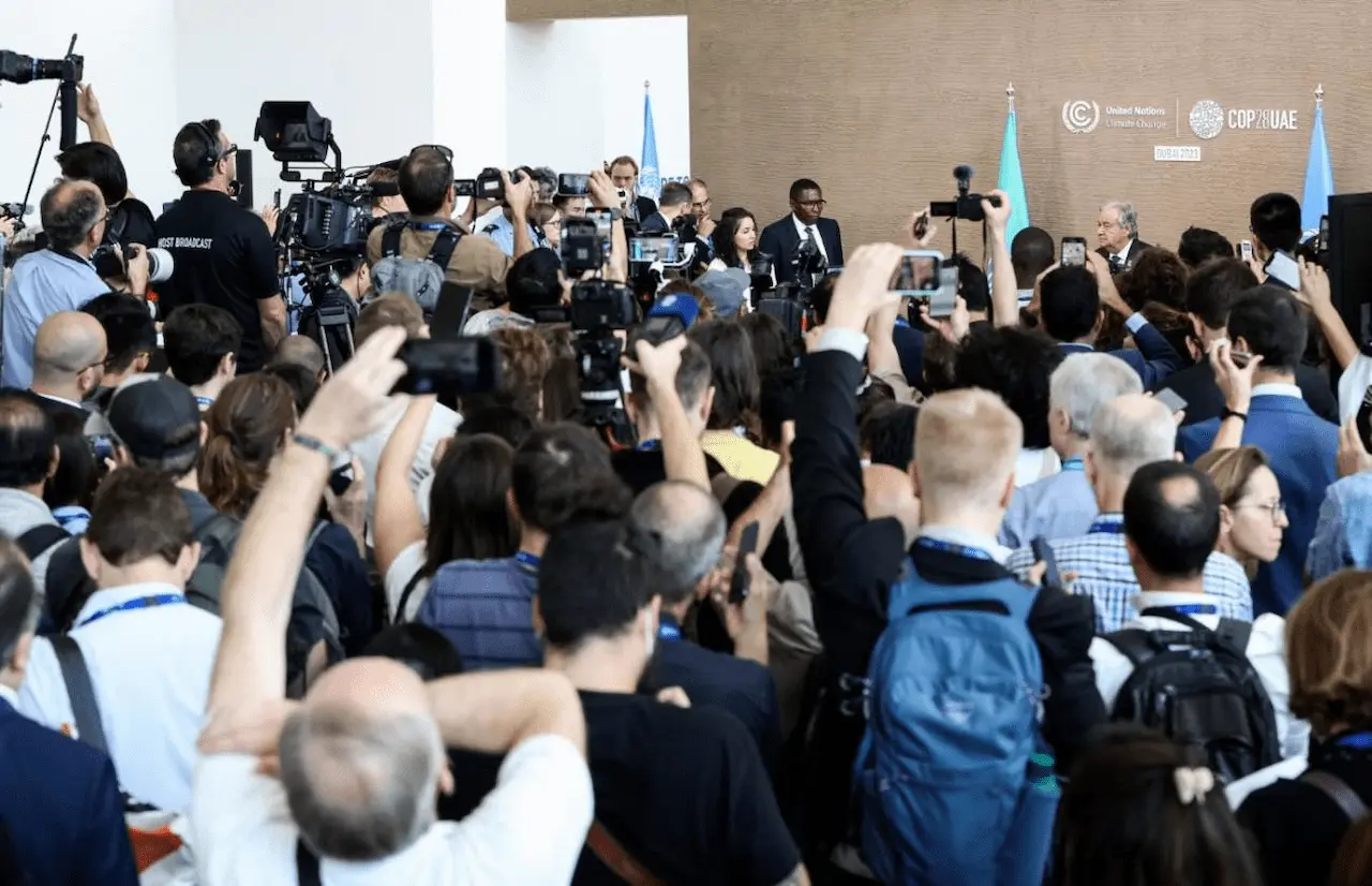 António Guterres ofrece sus declaraciones a periodistas acreditados en la COP28. Combustibles fósiles / Foto: SINC