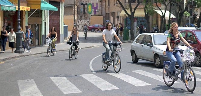 Ciclistas por las calles de Valencia / Foto: Helena Olcina