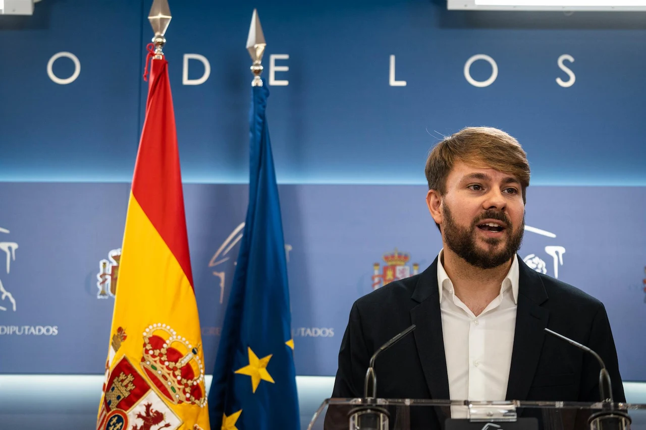 Diputado de Compromis integrado en Sumar, Alberto Ibáñez, explica el Pacto de Estado turístico / Foto: Matias Chiofalo - EP