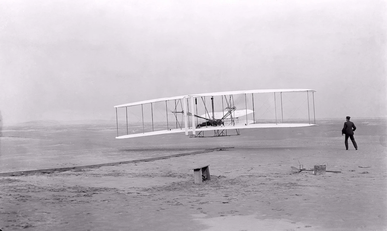 Fotografía original del primer vuelo con motor de la historia el 17 de diciembre de 1903 / Foto: Biblioteca del Congreso de los Estados Unidos