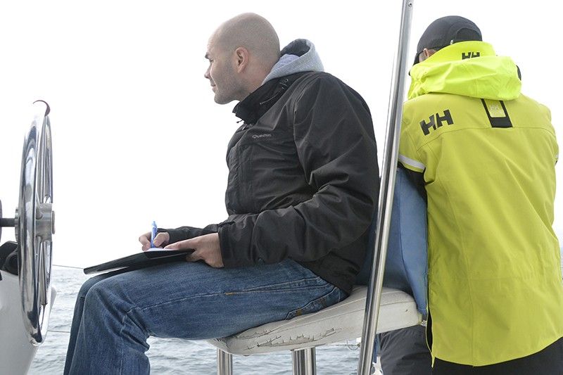 Los integrantes del equipo registran las observaciones de cetáceos y las condiciones ambientales / Foto: Associació Cetàcea