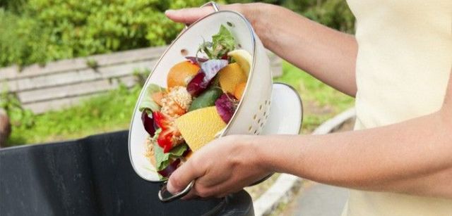 Una mujer tira a la basura comida en buen estado / Foto: Lucentius