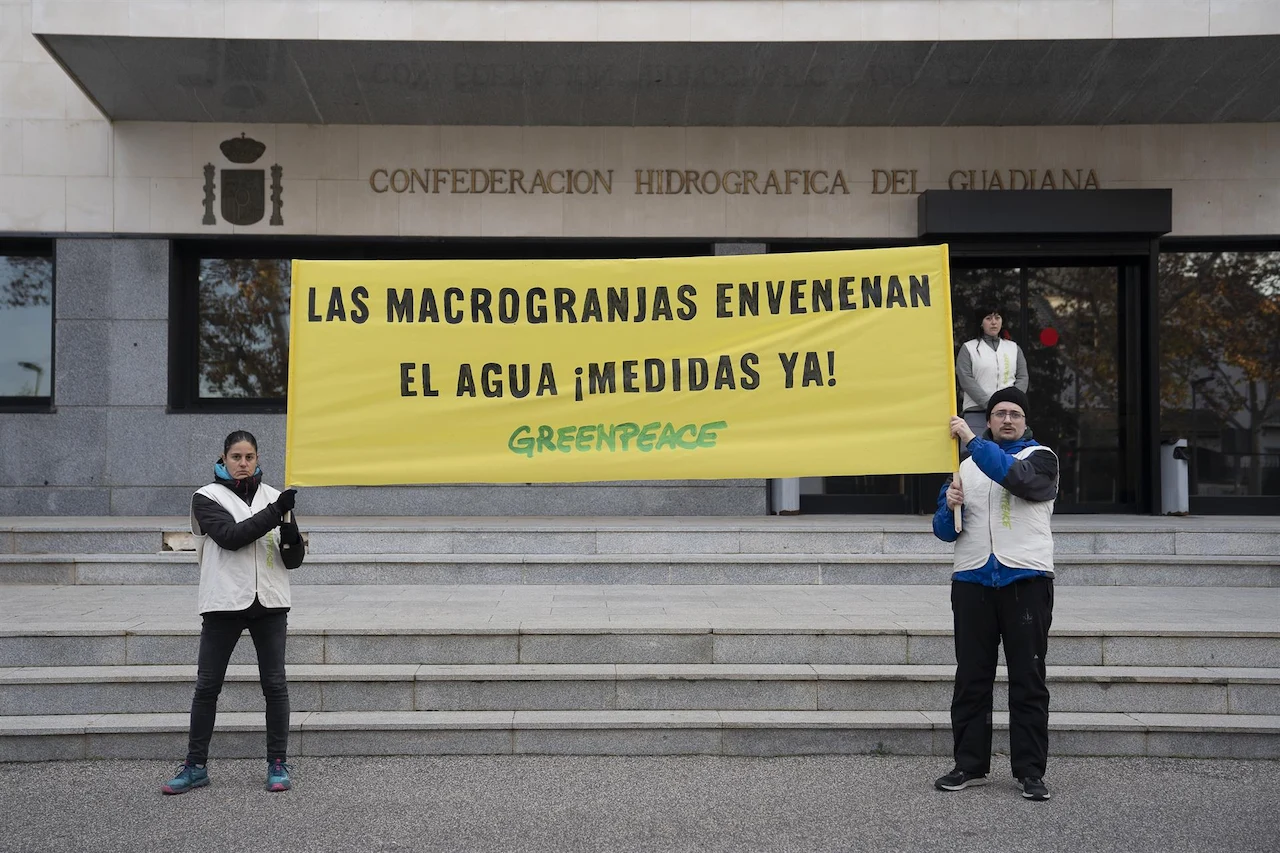 Greenpeace corta el agua simultáneamente a varias confederaciones hidrográficas (Segura, Duero y Guadiana) / Foto: Guillermo Carazo