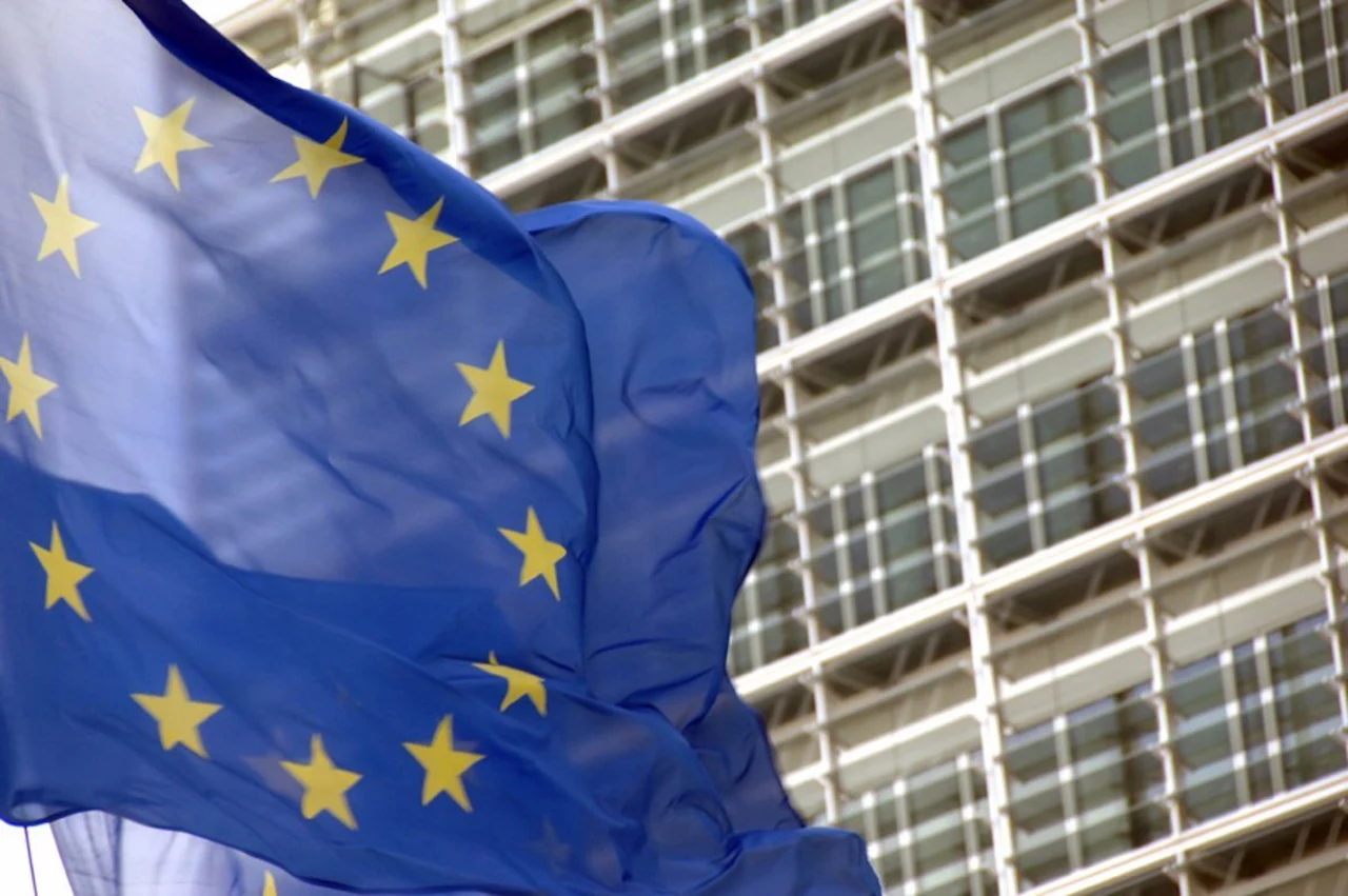 Bandera de Unión Europea frente al Parlamento de la UE / Foto: EP