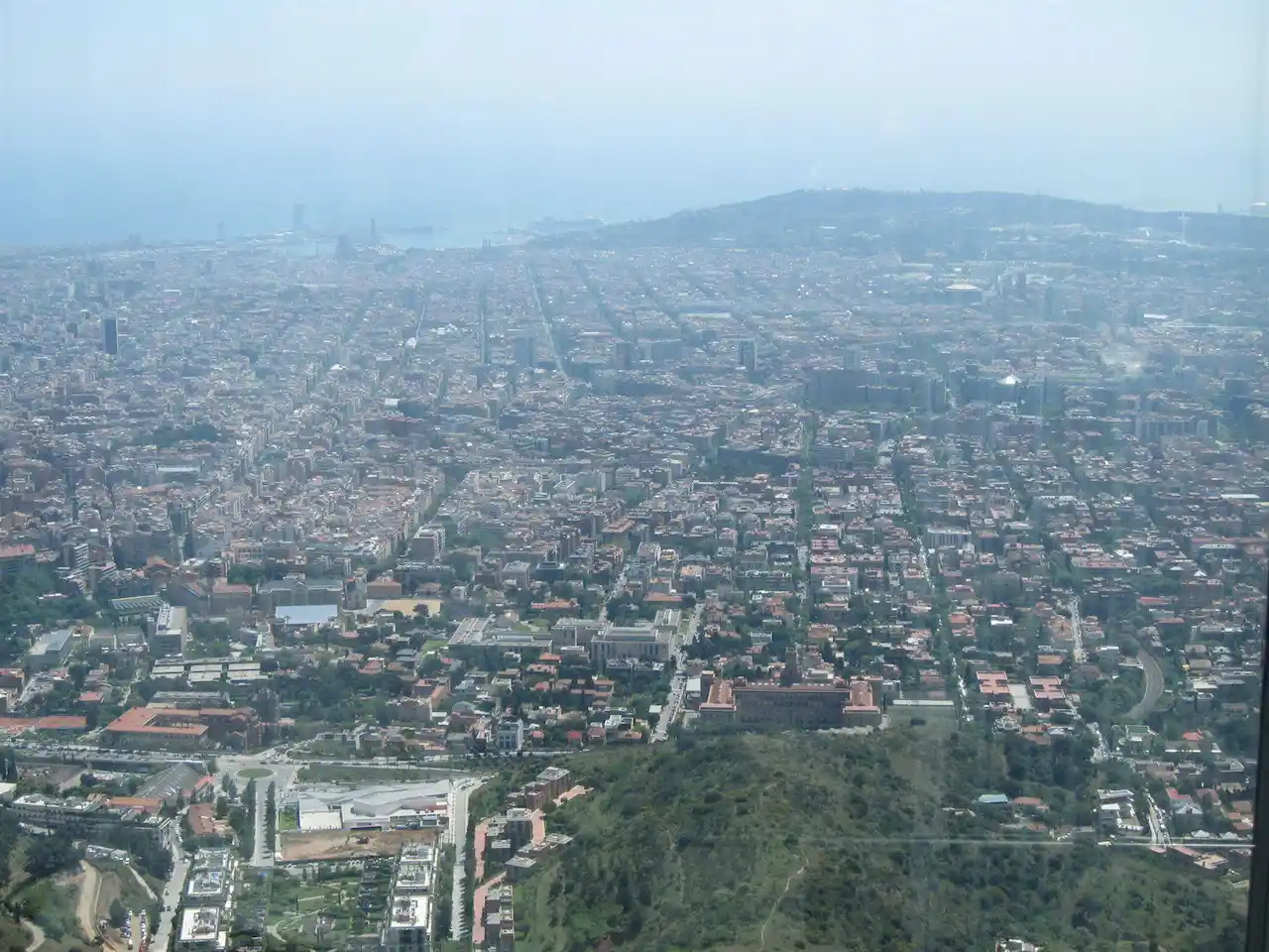 Vista de la ciudad de Barcelona desde la sierra de Collserola, en un día de alta contaminación / Foto: EP