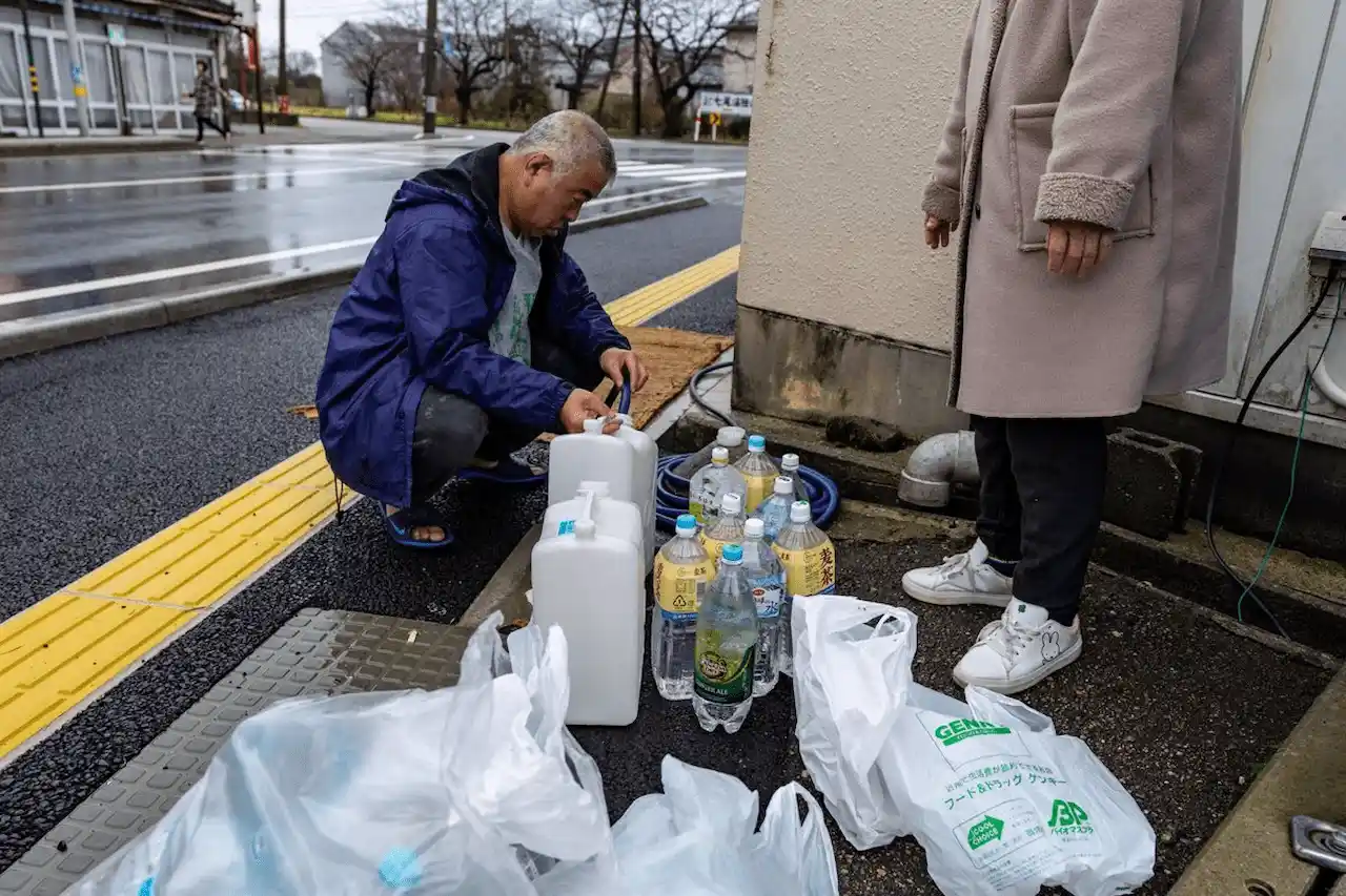 Varios residentes adquieren botellas de agua tras el terremoto en la prefectura de Ishikawa / Foto: EP