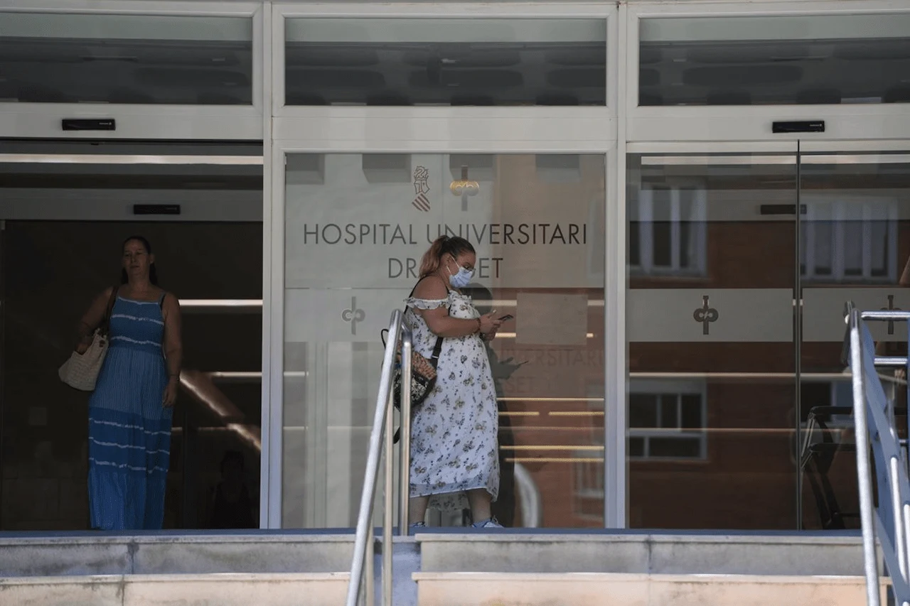 Una persona con mascarilla en las inmediaciones del Hospital Universitario Doctor Peset. Sanidad implantará la obligatoriedad de mascarillas / Foto: Archivo - EP