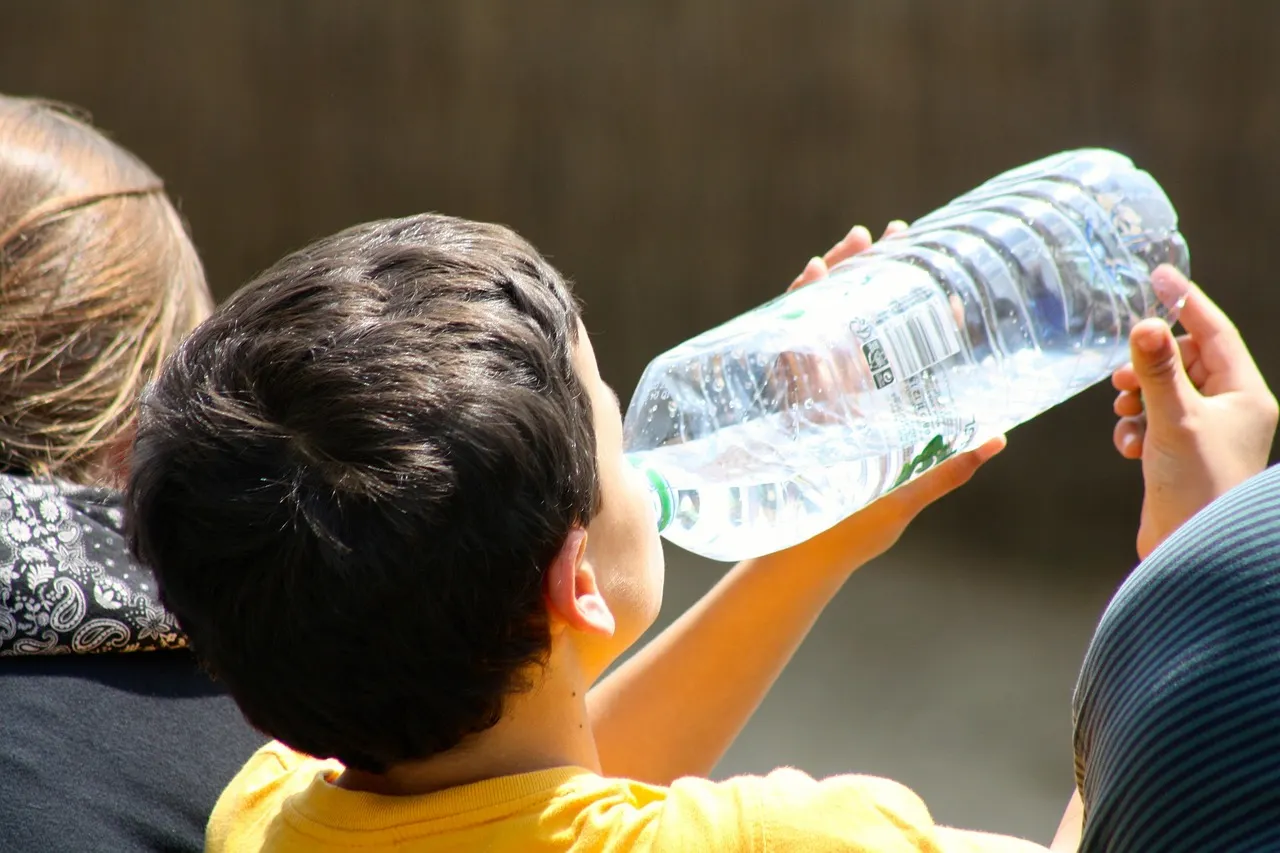 El litro de agua embotellada puede contener cientos de miles de pequeños trozos de plástico / Foto: PB