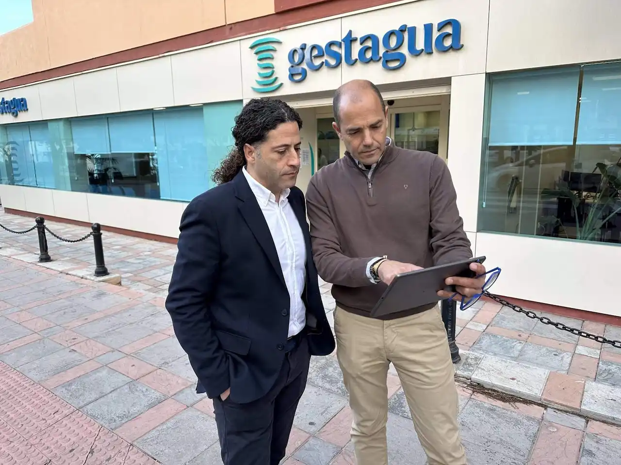 El delegado de Gestagua en Fuengirola, Enrique Sánchez y el concejal de Infraestructuras del municipio, José Sánchez / Foto: EP