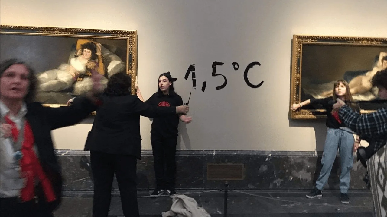 Activistas ecológicas se pegan al marco de los cuadros de 'Las Majas' de Goya en el Museo del Prado / Foto: Futuro Vegetal - EP