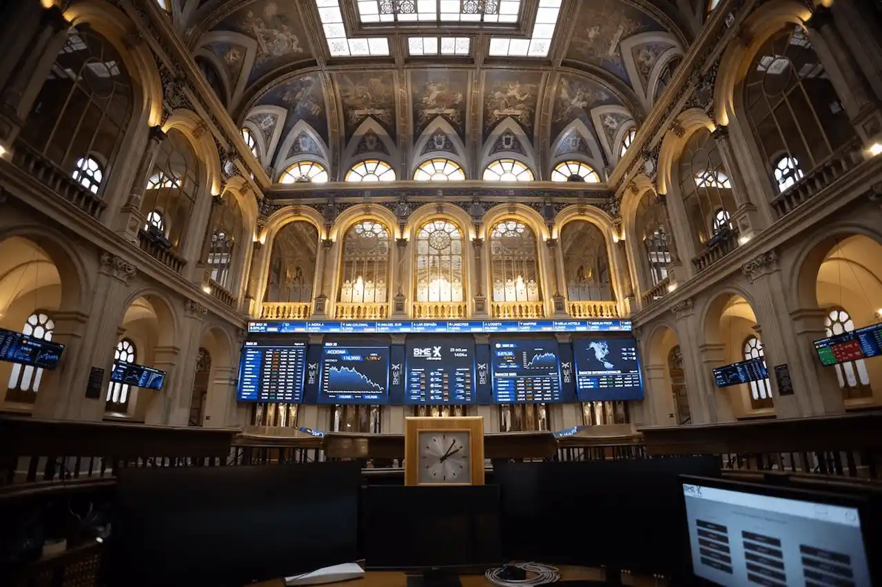 Un panel del Ibex 35, en el Palacio de la Bolsa, a 25 de octubre de 2023, en Madrid (España) / Foto: EP