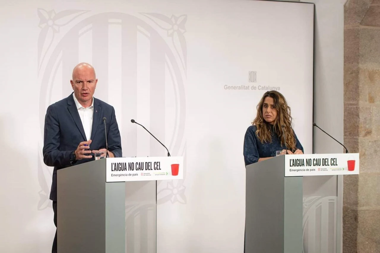 "L'aigua no cau del cel". Restricciones con la emergencia por sequía en Cataluña. El conseller de Acción Climática y la portavoz del Govern / Foto: EP