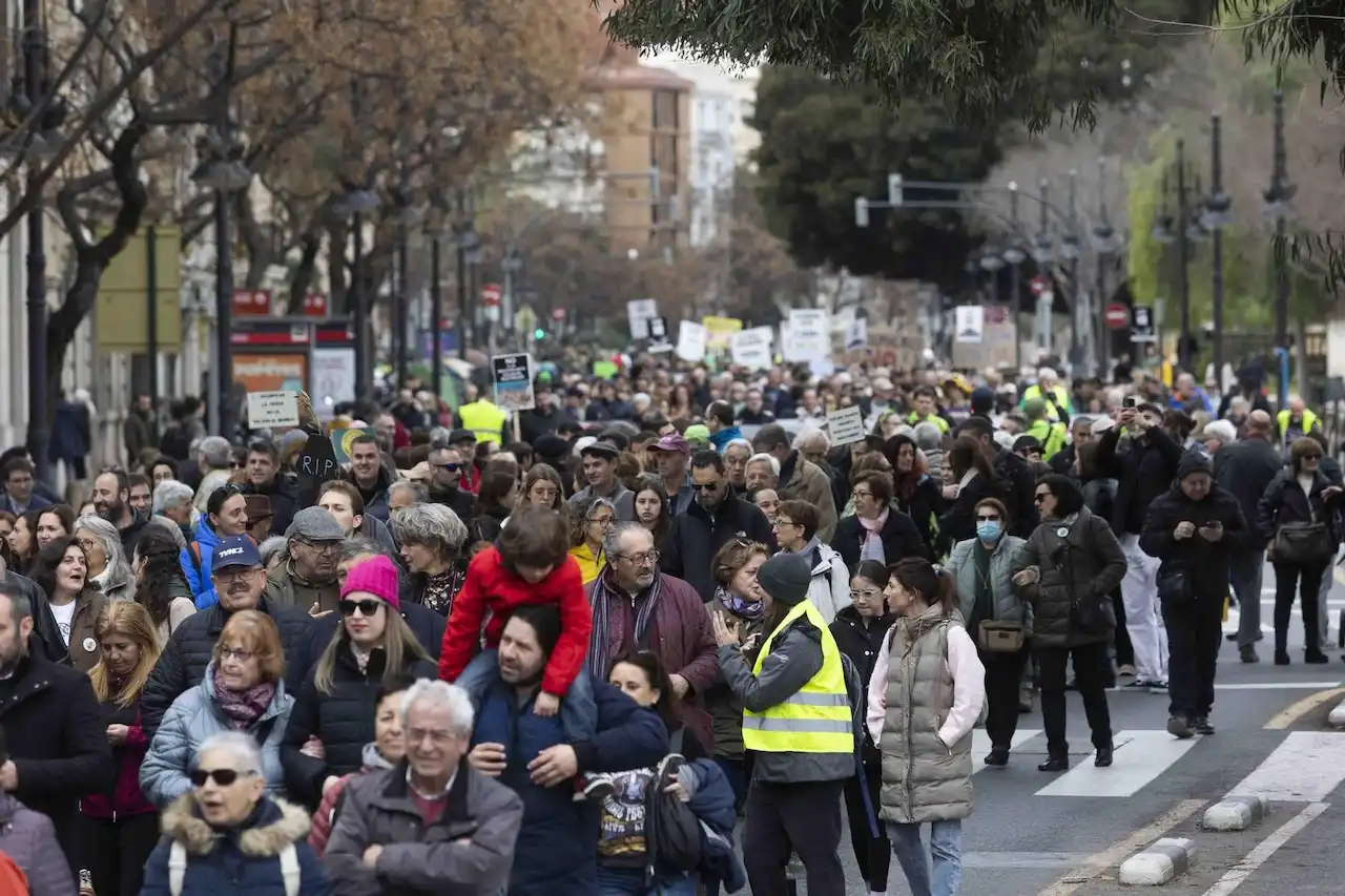 "Renovables sí, pero no así". La manifestación en València contra las macroplantas de renovables / Foto: No a la MAT Comarques de Castelló