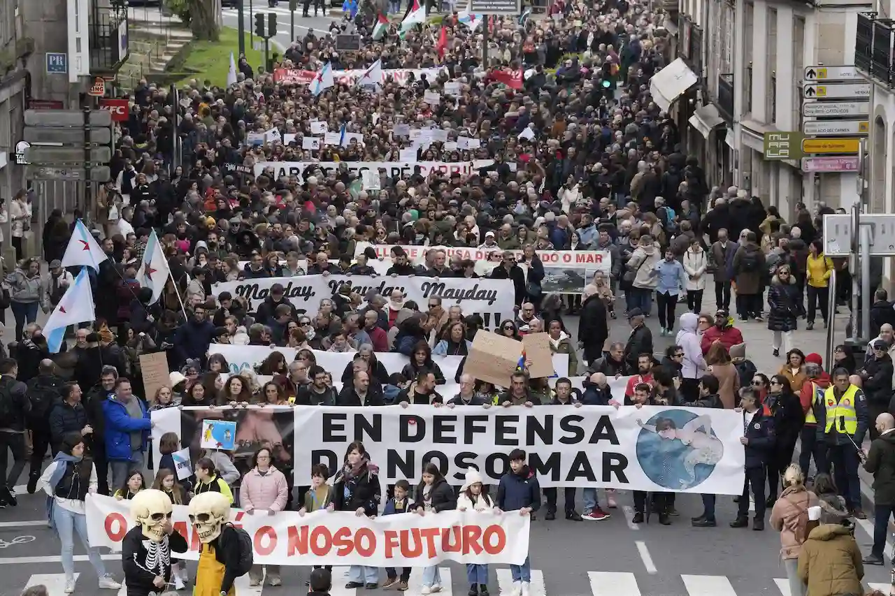Manifestación en defensa del mar en Santiago de Compostela, 21 de enero de 2024. Galicia. Miles de personas en Obradoiro contra el vertido de pélets / Foto: EP