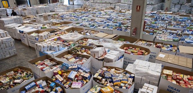 Cajas acumuladas en el almacén de la Gran Recogida en El Prat de Llobregat (Barcelona) / Foto: Josep Cano