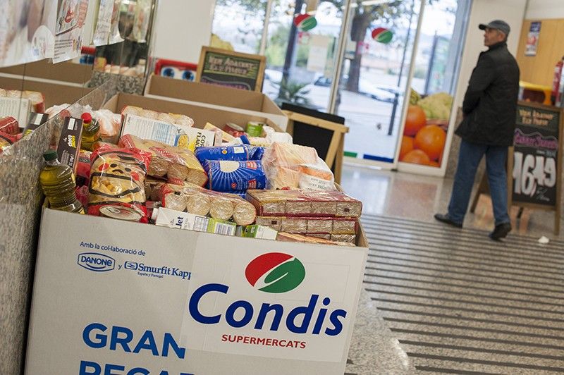 Recogida de las donaciones ciudadanas en un supermercado de Santa Coloma de Gramenet (Barcelona) / Foto: Josep Cano