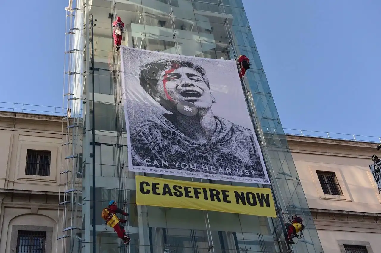 "Alto el fuego ya" en Gaza, pancarta colgada por Greenpeace en la fachada del Museo Reina Sofía / Foto: Greenpeace