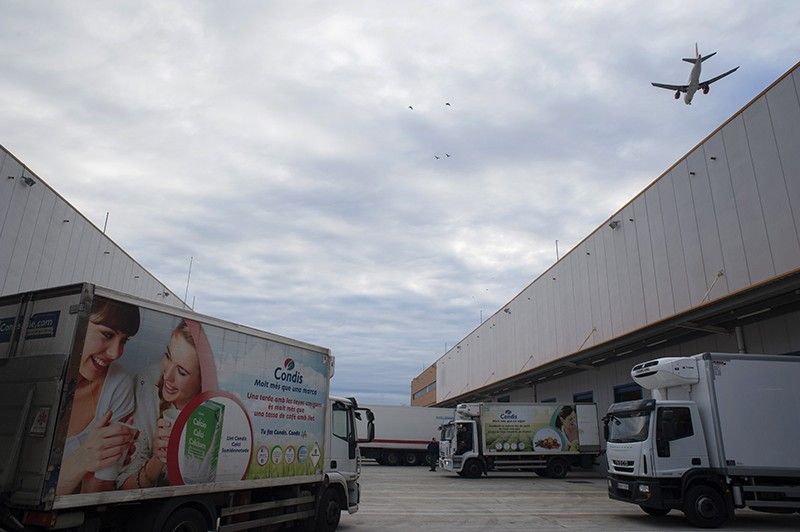 Los camiones con las donaciones llegan al almacén de clasificación en el Prat de Llobregat (Barcelona) / Foto: Josep Cano