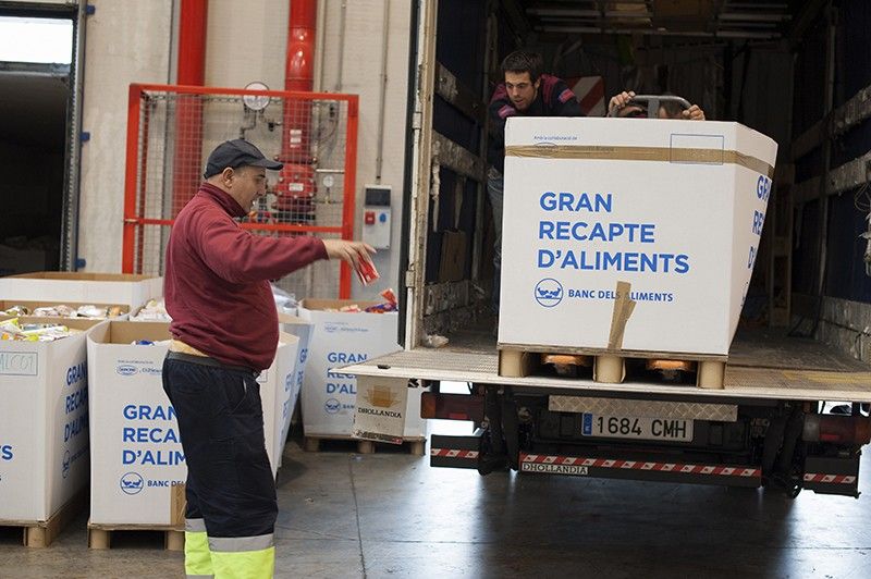 Los voluntarios descargan los camiones a su llegada al almacén / Foto: Josep Cano