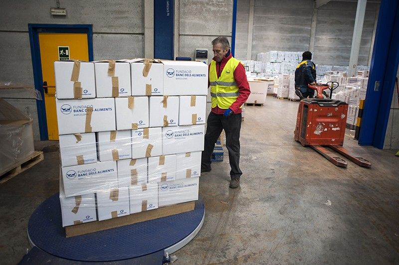 Los alimentos ya clasificados forman lotes familiares que se envían a las entidades sociales / Foto: Josep Cano