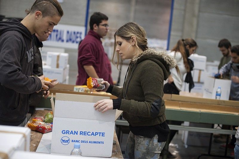 Voluntarios de la Gran Recogida clasifican los alimentos donados por la ciudadanía / Foto: Josep Cano